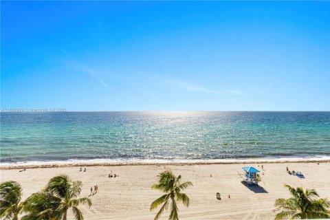Condo in Hollywood, Florida, 1 bedroom  № 1992142 - photo 22