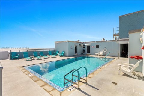 Condo in Hollywood, Florida, 1 bedroom  № 1992142 - photo 21