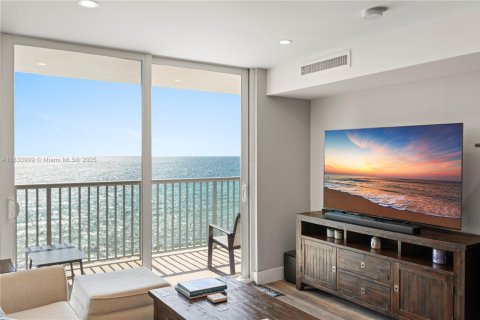 Condo in Hollywood, Florida, 1 bedroom  № 1992142 - photo 13