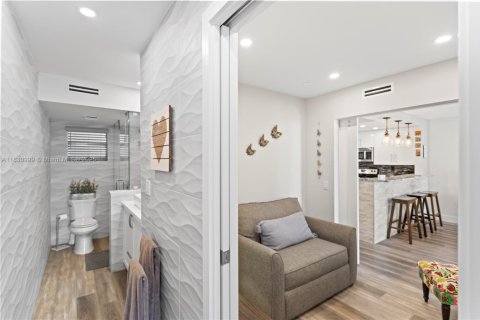 Condo in Hollywood, Florida, 1 bedroom  № 1992142 - photo 17