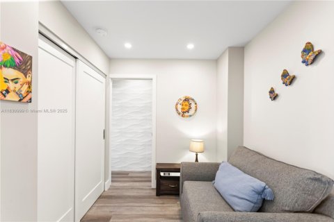 Condo in Hollywood, Florida, 1 bedroom  № 1992142 - photo 16