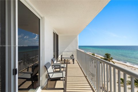 Condo in Hollywood, Florida, 1 bedroom  № 1992142 - photo 1