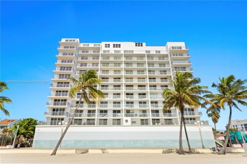 Condo in Hollywood, Florida, 1 bedroom  № 1992142 - photo 3