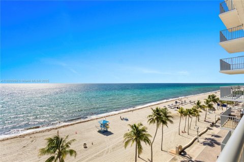 Condo in Hollywood, Florida, 1 bedroom  № 1992142 - photo 23