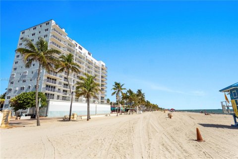 Condo in Hollywood, Florida, 1 bedroom  № 1992142 - photo 4