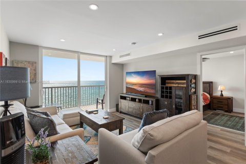 Condo in Hollywood, Florida, 1 bedroom  № 1992142 - photo 11