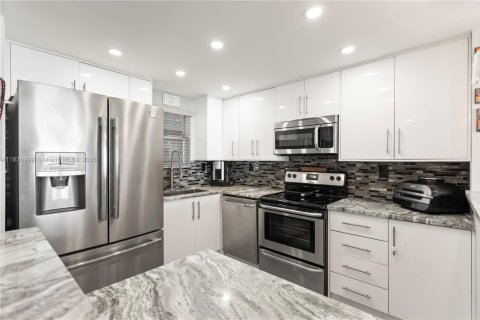 Condo in Hollywood, Florida, 1 bedroom  № 1992142 - photo 7