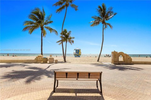 Condo in Hollywood, Florida, 1 bedroom  № 1992142 - photo 24