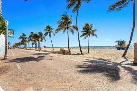Condo in Hollywood, Florida, 1 bedroom  № 1992142 - photo 26