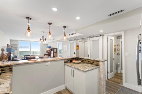 Condo in Hollywood, Florida, 1 bedroom  № 1992142 - photo 9