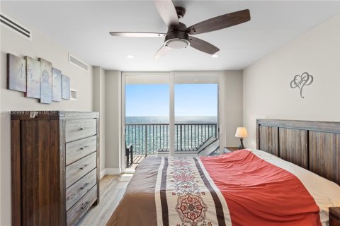 Condo in Hollywood, Florida, 1 bedroom  № 1992142 - photo 19