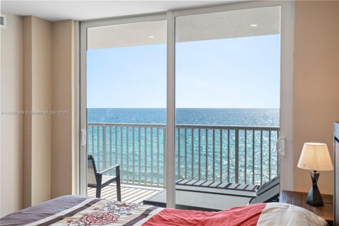 Condo in Hollywood, Florida, 1 bedroom  № 1992142 - photo 18