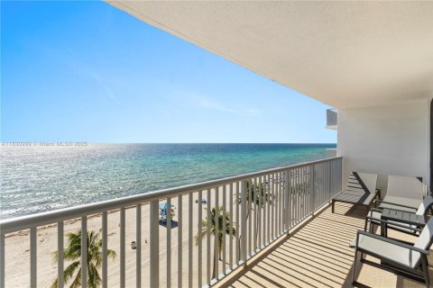 Condo in Hollywood, Florida, 1 bedroom  № 1992142 - photo 2