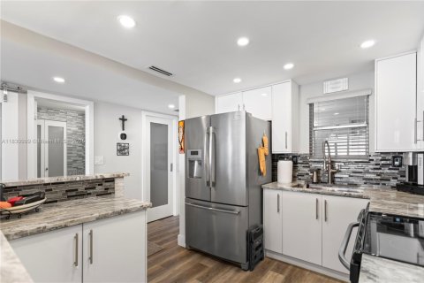 Condo in Hollywood, Florida, 1 bedroom  № 1992142 - photo 5