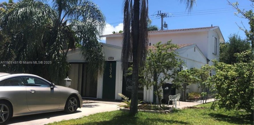 Studio in North Miami Beach, Florida № 2082063