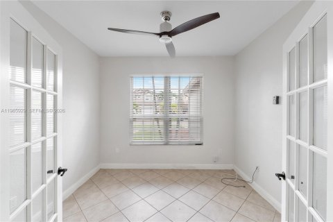 House in Miramar, Florida 4 bedrooms, 233 sq.m. № 2049525 - photo 8