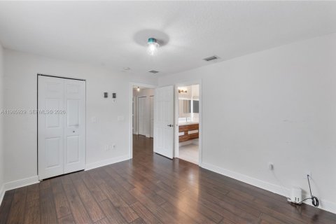 House in Miramar, Florida 4 bedrooms, 233 sq.m. № 2049525 - photo 20