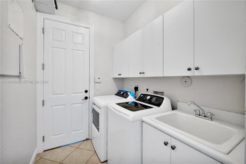 House in Miramar, Florida 4 bedrooms, 233 sq.m. № 2049525 - photo 28