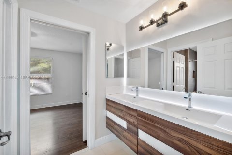 House in Miramar, Florida 4 bedrooms, 233 sq.m. № 2049525 - photo 21