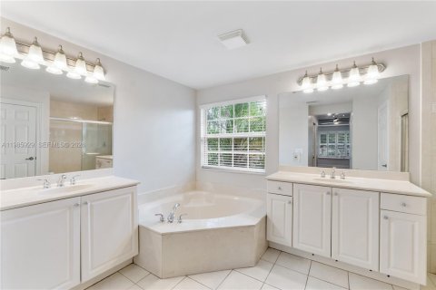 House in Miramar, Florida 4 bedrooms, 233 sq.m. № 2049525 - photo 18