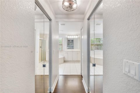 House in Miramar, Florida 4 bedrooms, 233 sq.m. № 2049525 - photo 17