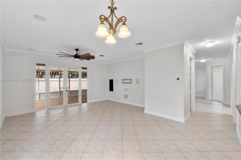 House in Miramar, Florida 4 bedrooms, 233 sq.m. № 2049525 - photo 5