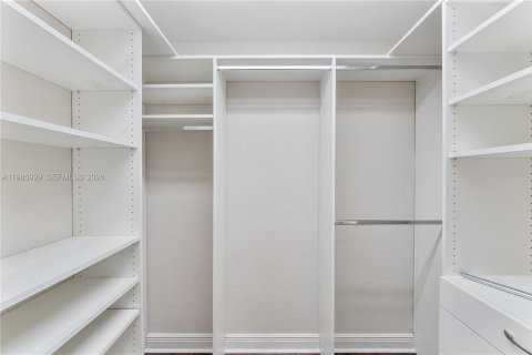 House in Miramar, Florida 4 bedrooms, 233 sq.m. № 2049525 - photo 16