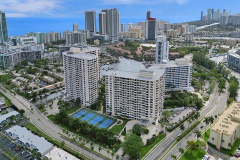 Condo in Hallandale Beach, Florida, 2 bedrooms  № 1155815 - photo 1