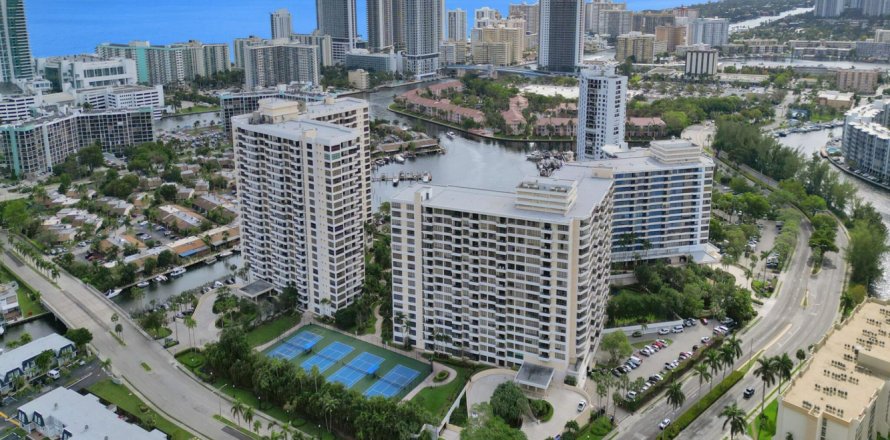 Condominio en Hallandale Beach, Florida, 2 dormitorios № 1155815