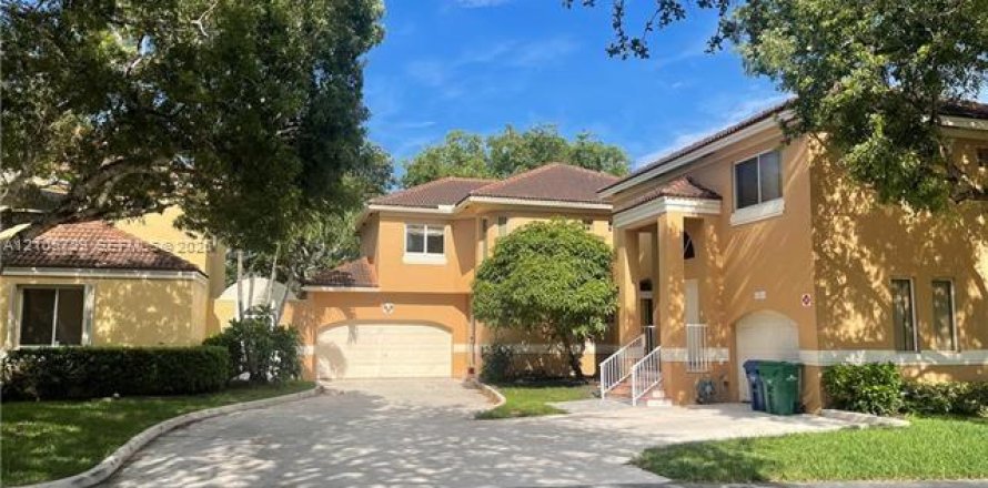 Condominio en Coral Springs, Florida, 4 dormitorios № 2417533