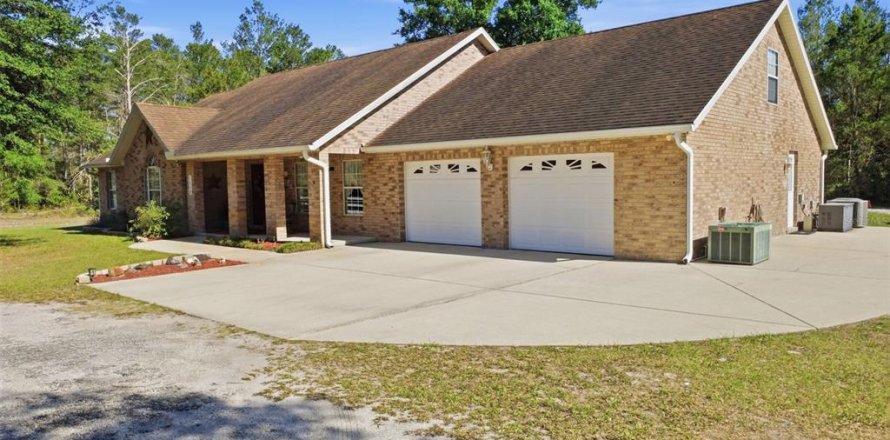 House in De Leon Springs, Florida 3 bedrooms, 207.08 sq.m. № 2120248