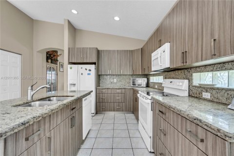 Villa ou maison à vendre à Pembroke Pines, Floride: 3 chambres, 184.97 m2 № 2074970 - photo 12