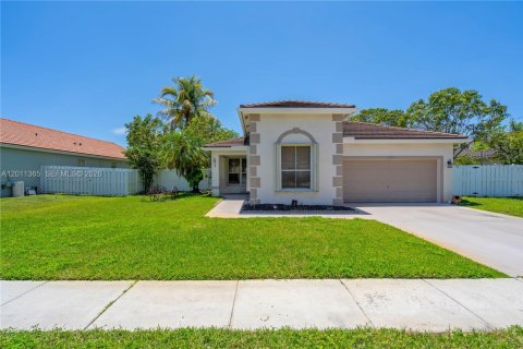 Villa ou maison à vendre à Pembroke Pines, Floride: 3 chambres, 184.97 m2 № 2074970 - photo 3