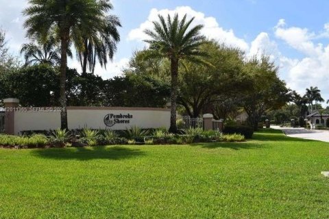 Villa ou maison à vendre à Pembroke Pines, Floride: 3 chambres, 184.97 m2 № 2074970 - photo 2