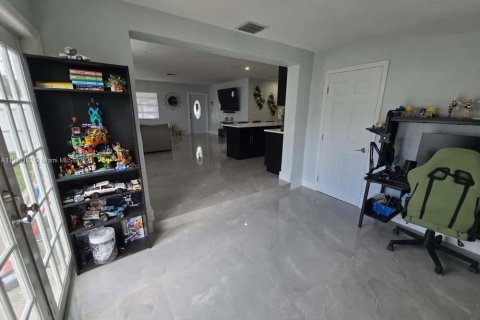 House in Miami, Florida 4 bedrooms, 138.89 sq.m. № 1952548 - photo 9