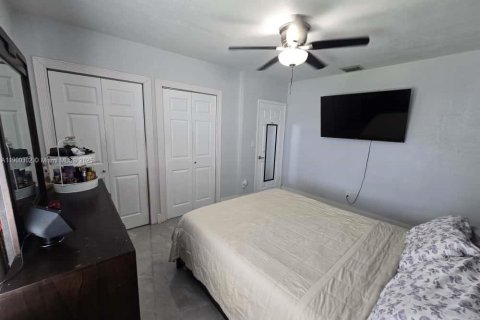 House in Miami, Florida 4 bedrooms, 138.89 sq.m. № 1952548 - photo 13