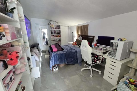 House in Miami, Florida 4 bedrooms, 138.89 sq.m. № 1952548 - photo 24