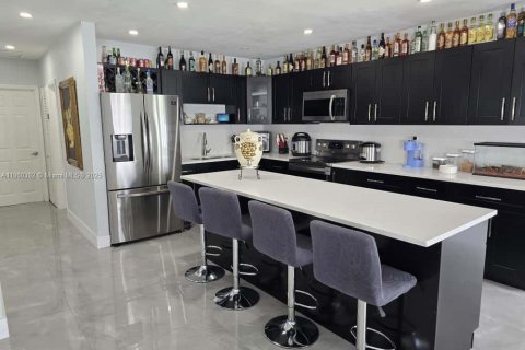 House in Miami, Florida 4 bedrooms, 138.89 sq.m. № 1952548 - photo 7