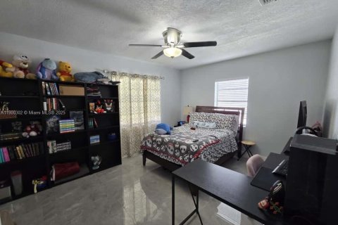House in Miami, Florida 4 bedrooms, 138.89 sq.m. № 1952548 - photo 18