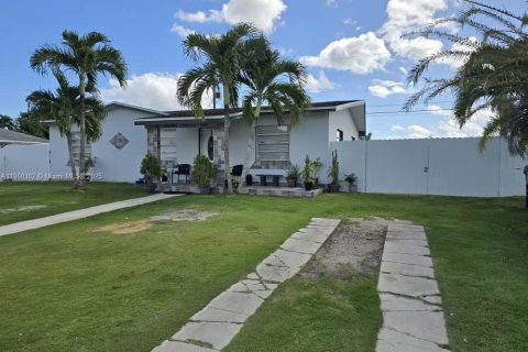 House in Miami, Florida 4 bedrooms, 138.89 sq.m. № 1952548 - photo 2