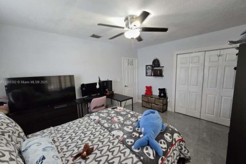 House in Miami, Florida 4 bedrooms, 138.89 sq.m. № 1952548 - photo 17