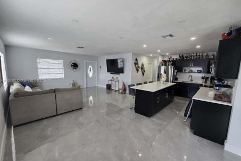 House in Miami, Florida 4 bedrooms, 138.89 sq.m. № 1952548 - photo 6