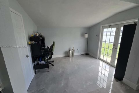 House in Miami, Florida 4 bedrooms, 138.89 sq.m. № 1952548 - photo 10
