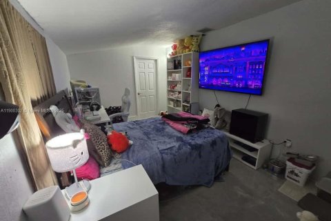 House in Miami, Florida 4 bedrooms, 138.89 sq.m. № 1952548 - photo 20