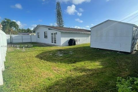 House in Miami, Florida 4 bedrooms, 138.89 sq.m. № 1952548 - photo 27