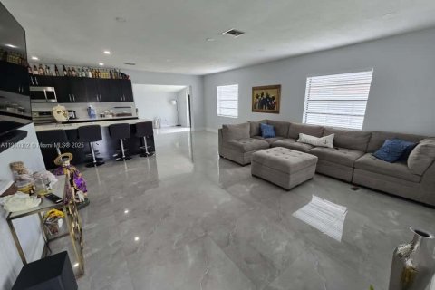 House in Miami, Florida 4 bedrooms, 138.89 sq.m. № 1952548 - photo 5