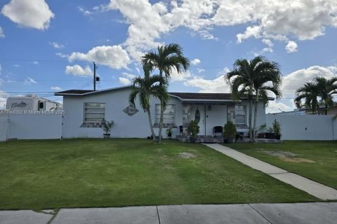 House in Miami, Florida 4 bedrooms, 138.89 sq.m. № 1952548 - photo 1