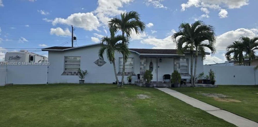 House in Miami, Florida 4 bedrooms, 138.89 sq.m. № 1952548