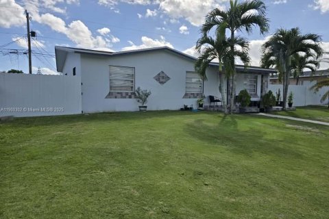 House in Miami, Florida 4 bedrooms, 138.89 sq.m. № 1952548 - photo 3