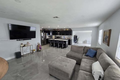 House in Miami, Florida 4 bedrooms, 138.89 sq.m. № 1952548 - photo 4